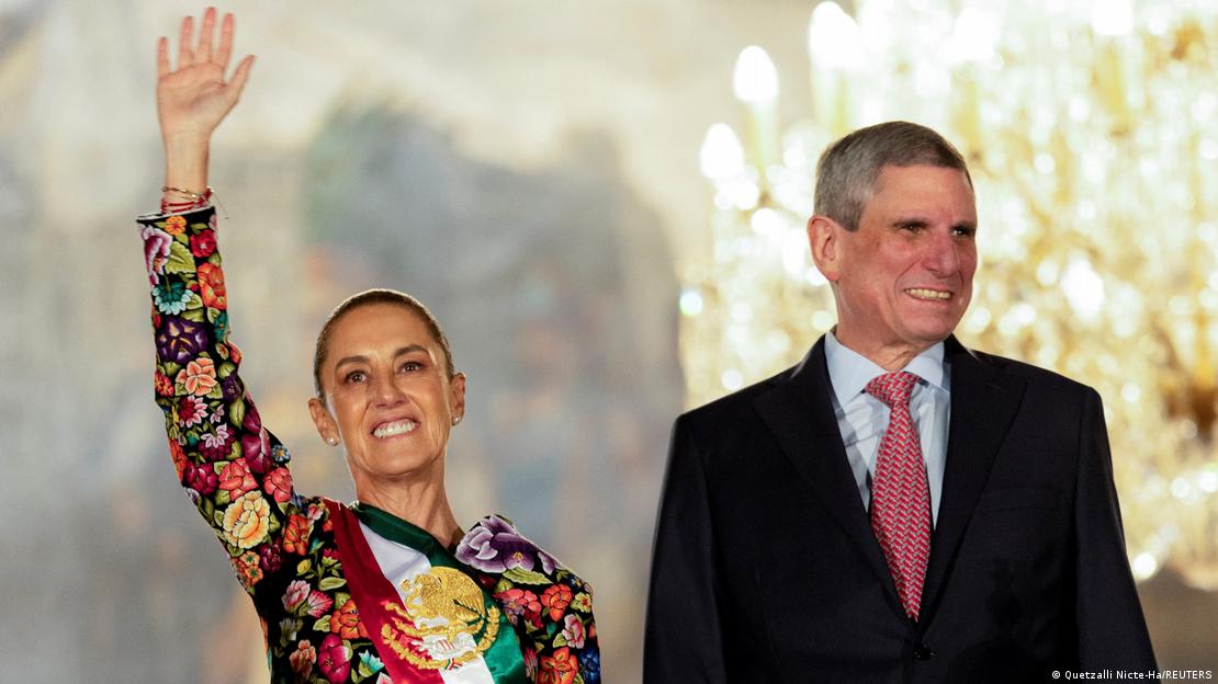 Claudia Sheinbaum gesticula junto a su esposo, Jesús María Tarriba, en el Zócalo de la Ciudad de México, el 15 de septiembre de 2026.