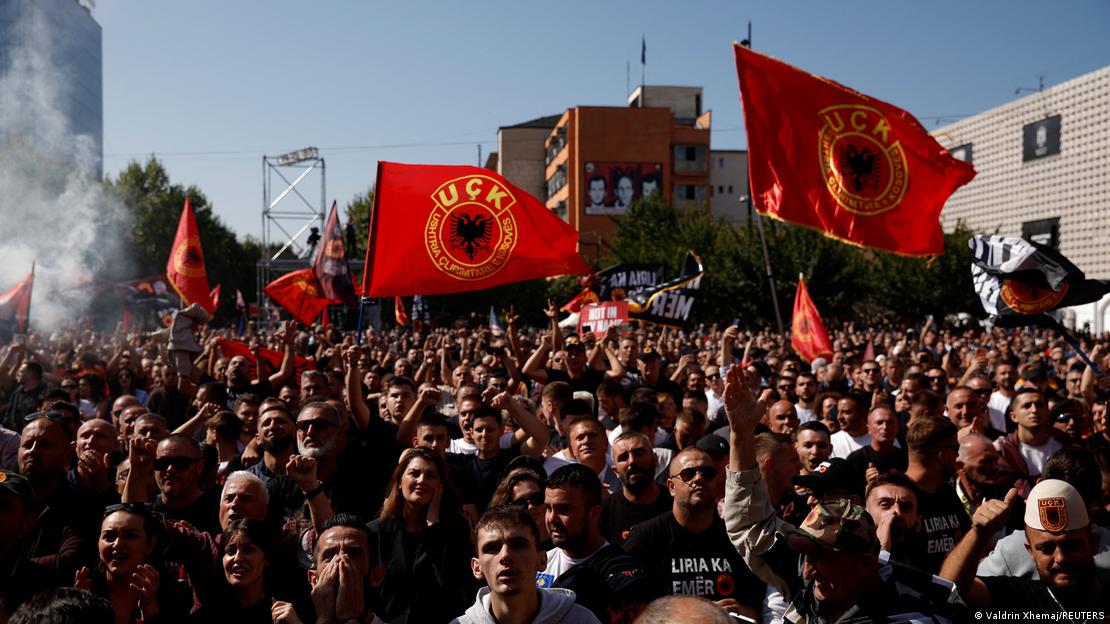 Partidarios de Thaci ondean banderas rojas en una plaza de la capital kosovar, Pristina, donde un reloj marcó la cuenta atrás hasta el fallo durante días. Partidarios de Thaci ondean banderas rojas en una plaza de la capital kosovar, Pristina, donde un reloj marcó la cuenta atrás hasta el fallo durante días.