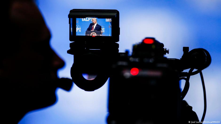 Departamento de Justicia de EE.UU. investiga a cadenas de TV por suspensión de cobertura a Trump