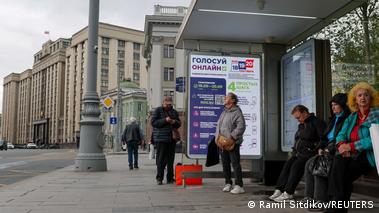 Image 10: Russia, Moscow 2026 | Bus stop in front of the State Duma building