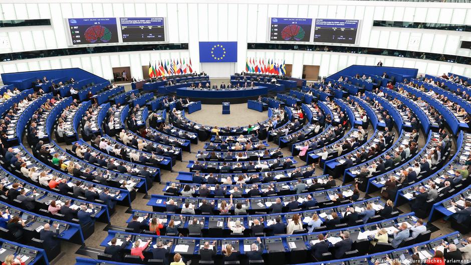 Der Spiegel: Центристские партии в Европарламенте нашли компромисс по вопросу о будущем автомобилей с ДВС в Евросоюзе