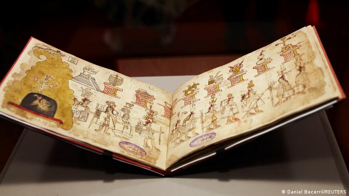El Códice Azcatitlan, un manuscrito poco común del siglo XVI cedido en préstamo por la Biblioteca Nacional de Francia, se exhibe en el Museo Nacional de Antropología de la Ciudad de México, el 17 de septiembre de 2026.