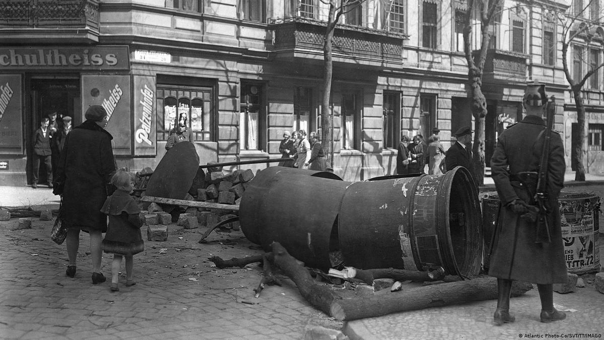 Deutschland Berlin 1929 | Barrikaden in Neukölln nach den Maikämpfen 1929年:“血腥五月”之后的柏林街头。