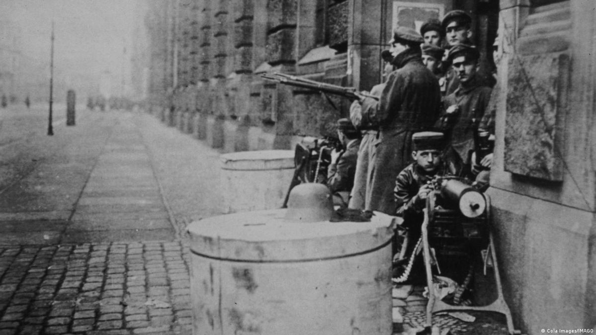 Deutschland Berlin 1919 | Spartakisten mit Maschinengewehren während des Aufstands 斯巴达克派革命者发动武装起义,目的是建立共产主义国家。