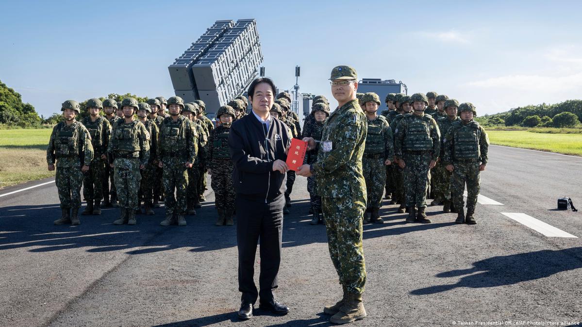 Taiwan Pingtung 2026 | Präsident Lai Ching-te posiert mit Soldaten auf Raketenstützpunkt 赖清德表示,台湾军队正因应现代战争型态调整战备