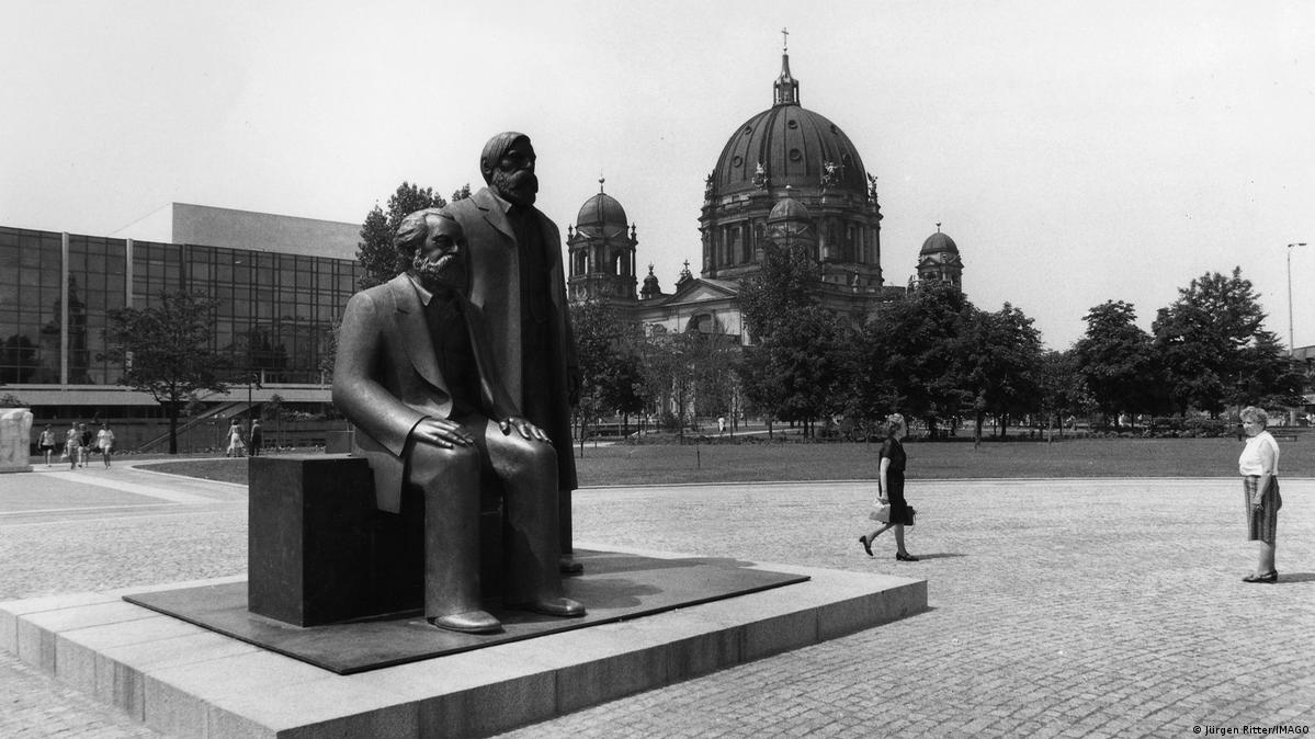 Deutschland Berlin 1986 | Marx-Engels-Denkmal auf dem Marx-Engels-Forum 柏林市中心的马克思恩格斯纪念碑。