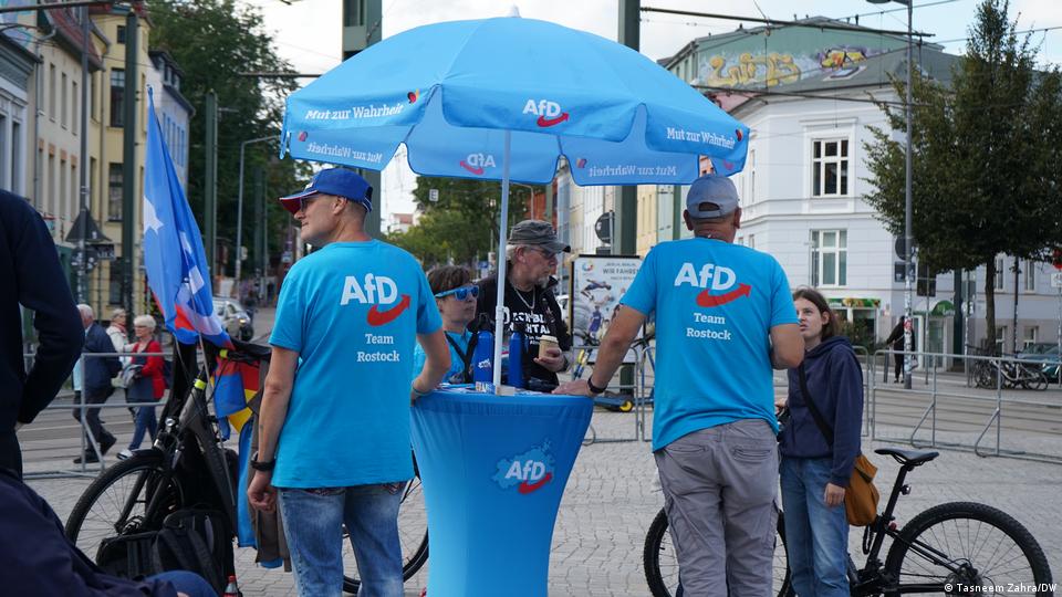 جرمنی، روسٹاک، 12 ستمبر 2026 جرمنی کی دائیں بازو کی جماعت متبادل برائے جرمنی (AfD) کا ایک معلوماتی اسٹال روسٹاک میں نظر آ رہا ہے۔ دو ہفتے قبل سکسنی انہالٹ میں کامیابی کے بعد میکلن برگ فورپومیرن کے انتخابات میں بھی اے ایف ڈی کی کارکردگی پر خاص توجہ مرکوز ہے۔ جرمنی، روسٹاک، 12 ستمبر 2026 جرمنی کی دائیں بازو کی جماعت متبادل برائے جرمنی (AfD) کا ایک معلوماتی اسٹال روسٹاک میں نظر آ رہا ہے۔ دو ہفتے قبل سکسنی انہالٹ میں کامیابی کے بعد میکلن برگ فورپومیرن کے انتخابات میں بھی اے ایف ڈی کی کارکردگی پر خاص توجہ مرکوز ہے۔