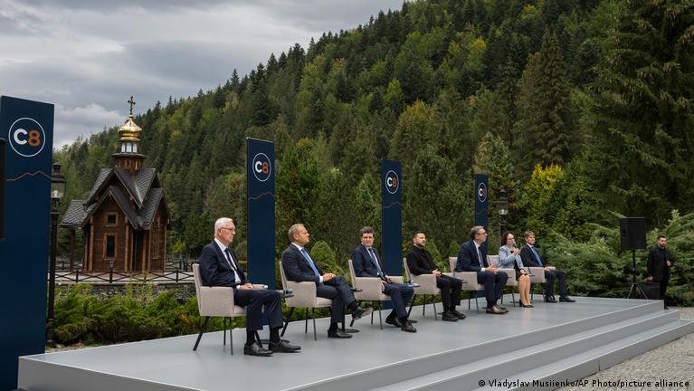 ロシア語　エドワード・ラジンスキー『Цари и самозванцы』 Zelenskyy holds inaugural 'Carpathian Eight' regional summit