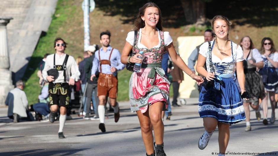 Oktoberfest opens as crowds race for best beer tent spots