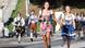 Jóvenes con los trajes tradicionales bávaros corren para poder sentarse en las carpas de cerveza.