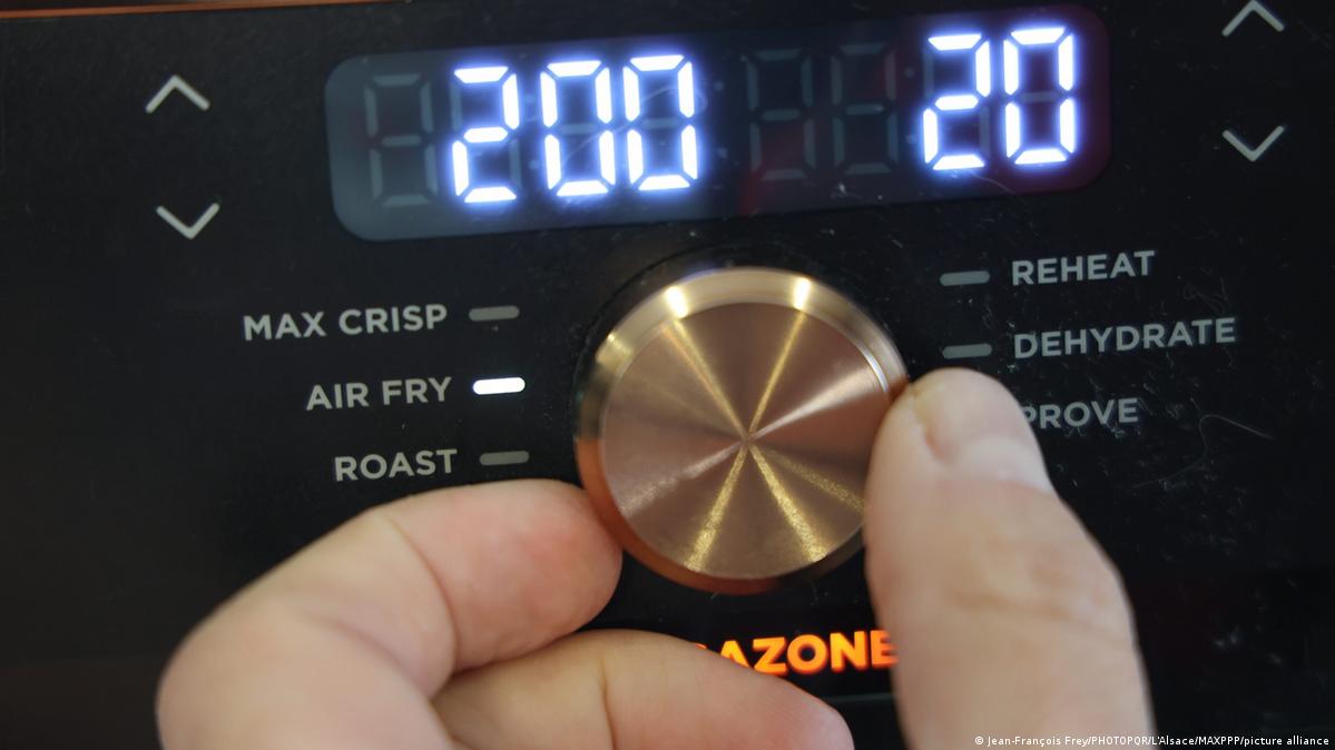 Symbolbild Heißluftfritteuse Air Fryer 专家指出,实际污染排放还受到温度、食物组成、脂肪含量、额外用油量以及烹饪时间等多种因素影响。