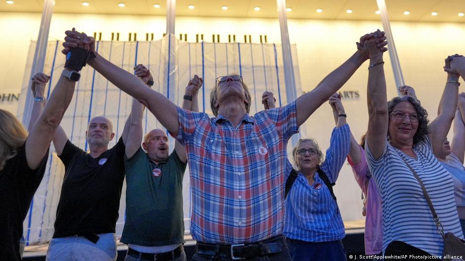 Thousands protest Kennedy Center demolition fears
