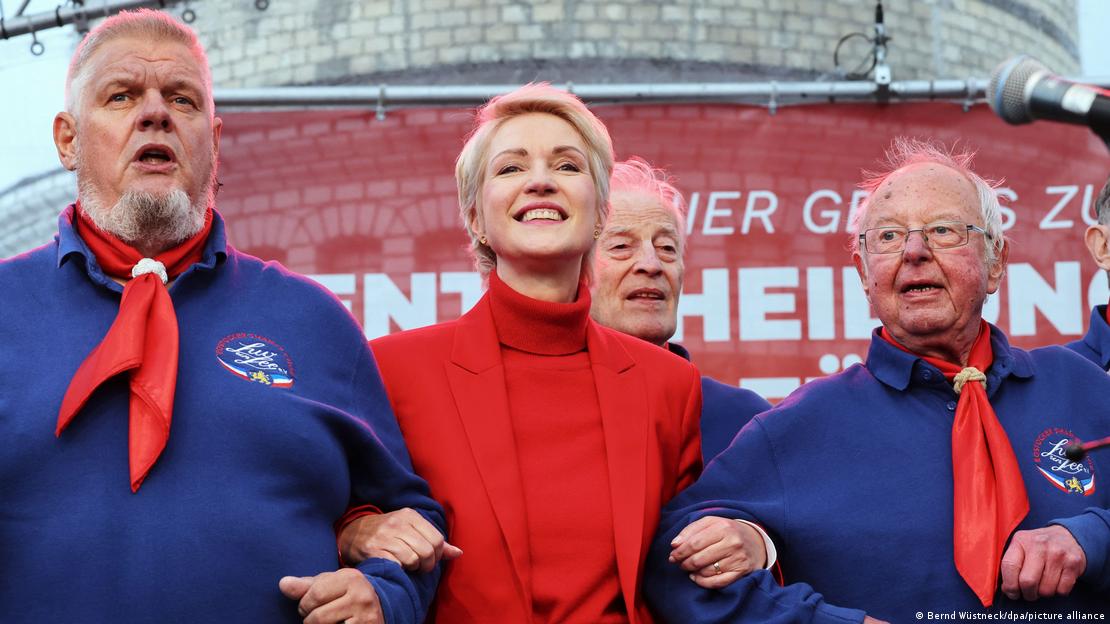 Manuela Schwesig (në mes, SPD), kryeministre e landit të Mecklenburg-Vorpommern-it gjatë një aktiviteti me korin “Luv un Lee” nga Rostocku Manuela Schwesig (në mes, SPD), kryeministre e landit të Mecklenburg-Vorpommern-it gjatë një aktiviteti me korin “Luv un Lee” nga Rostocku