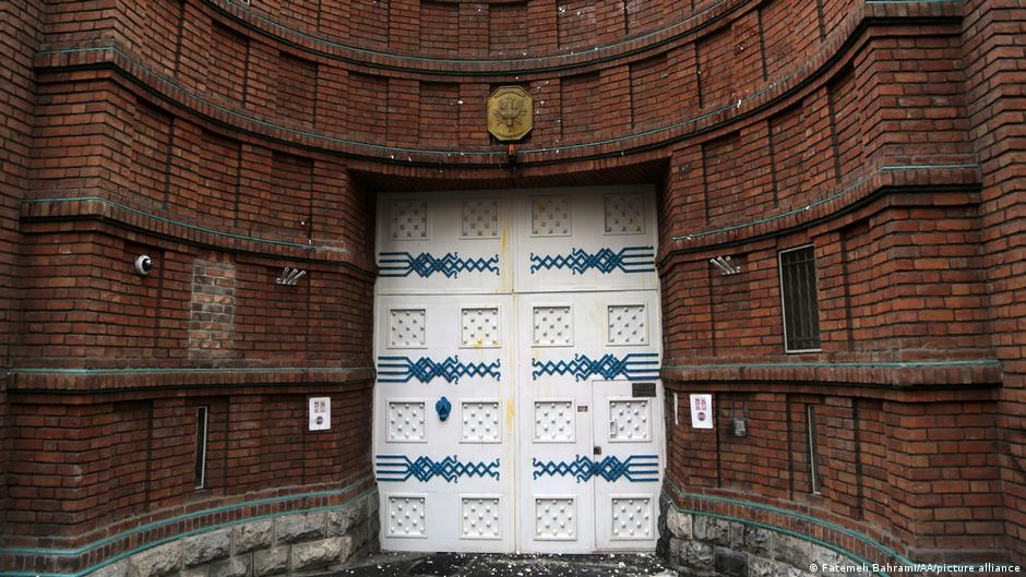 Iran closes language center in Tehran, France vows response