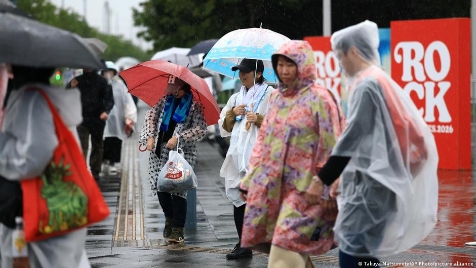 Japan: Typhoon Dujuan sparks flood, landslide warnings