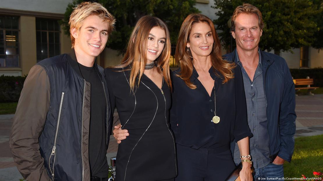 Presley Gerber junto a su familia —Kaia Gerber, Cindy Crawford y Rande Gerber— en la premiere de "Sister Cities" en Hollywood, el 31 de agosto de 2016.