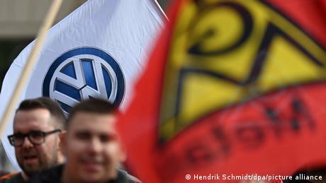 Περικοπές και πάγωμα μισθών στη Volkswagen