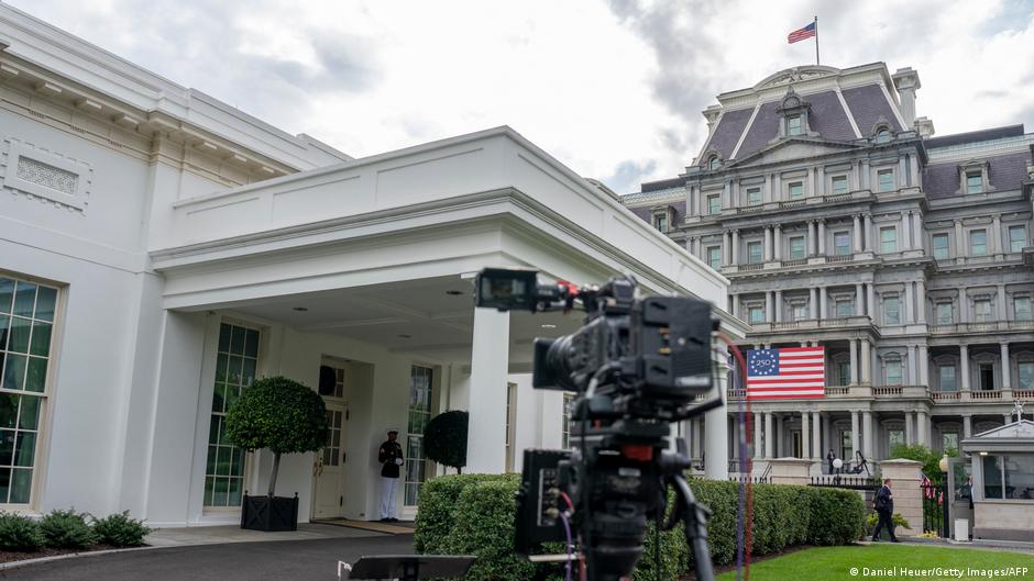 白宫打击媒体再出手：CNN禁登空军一号