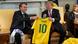 Jair Bolsonaro entrega a Trump una camiseta de Brasil en la Casa Blanca, en marzo de 2019.