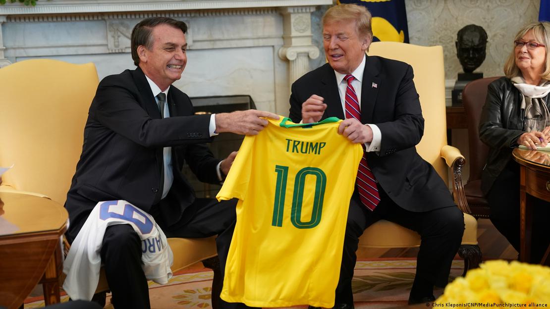 Jair Bolsonaro entrega a Trump una camiseta de Brasil en la Casa Blanca, en marzo de 2019.