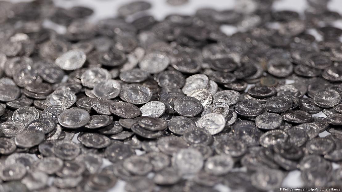 Las monedas de plata, desplegadas en el expositor.