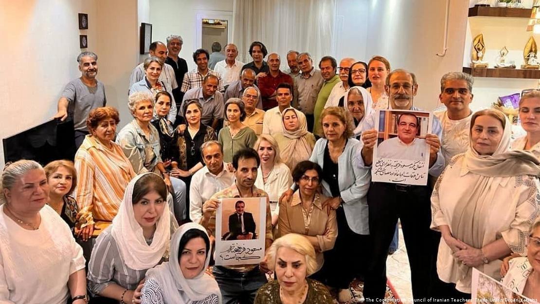 جمعی از فعالان صنفی در همبستگی با مسعود فرهیخته، معلم زندانی، در چهلمین روز انتقال او به سلول انفرادی