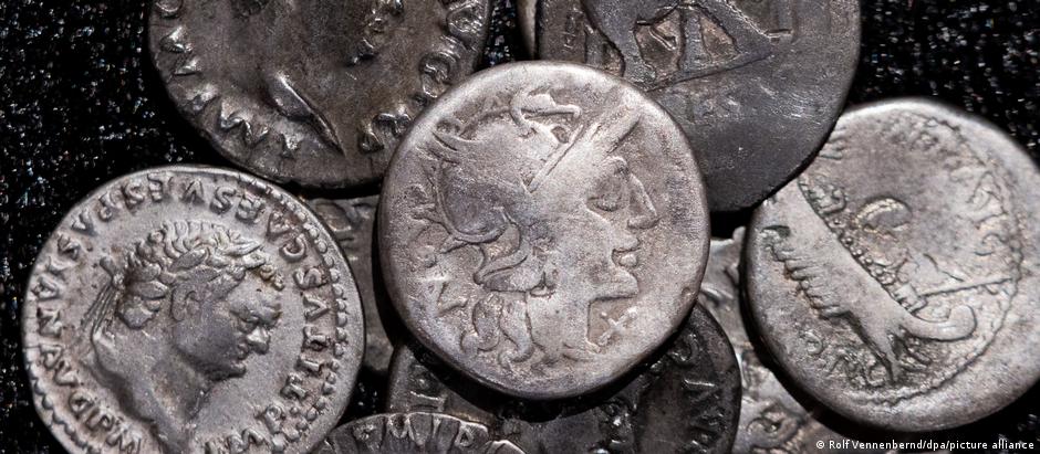 O tesouro é composto por 934 moedas romanas de prata, também conhecidas como denários, cunhadas entre 148 a.C. e o ano 124