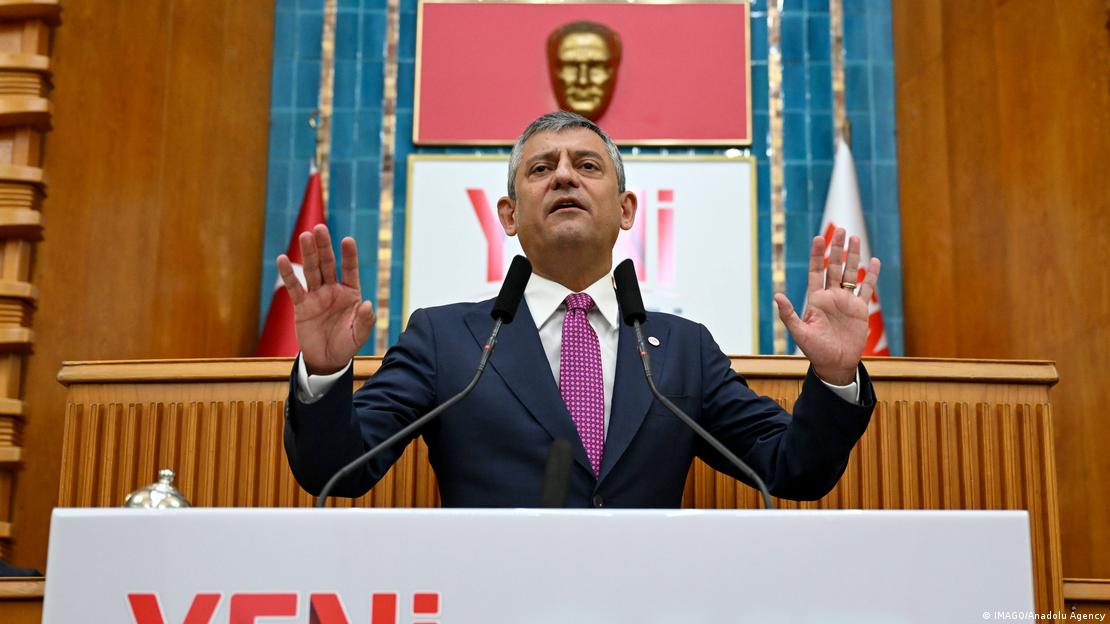 Yeni Parti lideri Özgür Özel, partisinin meclis grubunda kürsüde konuşma yapıyor.