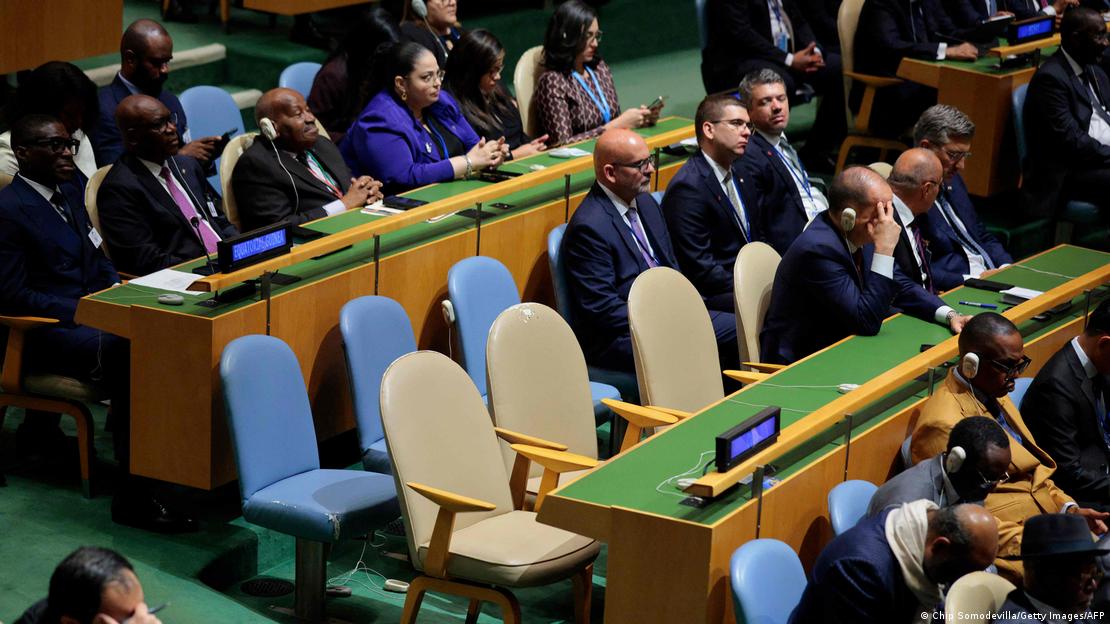 Se observan asientos vacíos en la delegación de Cuba mientras el presidente de Estados Unidos, Donald Trump, pronuncia su discurso durante la 81.ª sesión de la Asamblea General de las Naciones Unidas. Se observan asientos vacíos en la delegación de Cuba mientras el presidente de Estados Unidos, Donald Trump, pronuncia su discurso durante la 81.ª sesión de la Asamblea General de las Naciones Unidas.