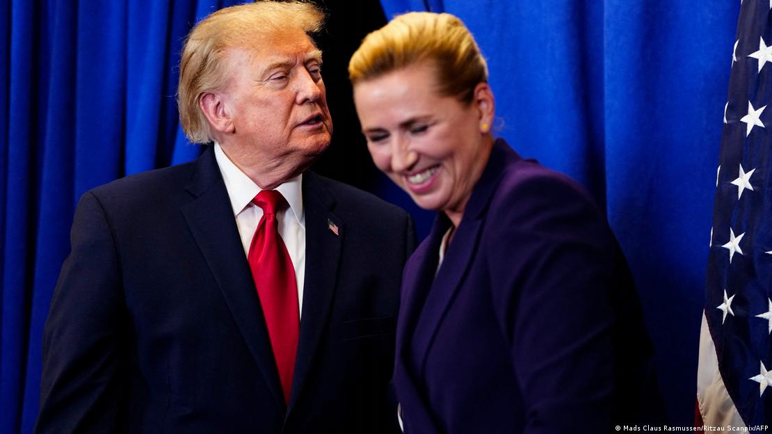 Danimarka Başbakanı Mette Frederiksen ve ABD Başkanı Donald Trump, imza töreninde gülümseşiyor