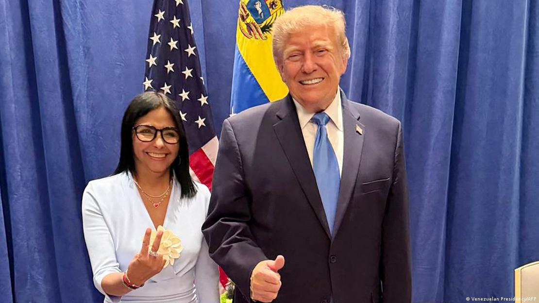  Delcy Rodríguez posa haciendo gesto de la victoria y Donald Trump sonríe con el pulgar hacia arriba.