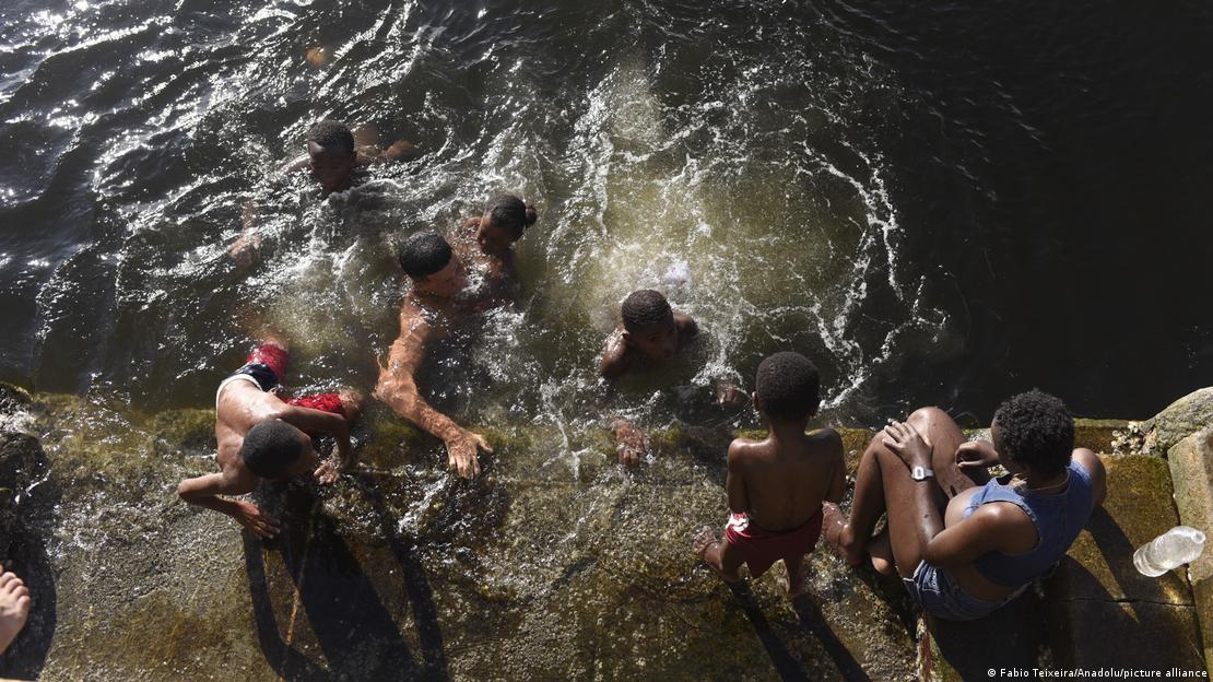 Familias enfrentan una ola de calor extrema en Río de Janeiro, uno de los países más golpeados por El Niño.