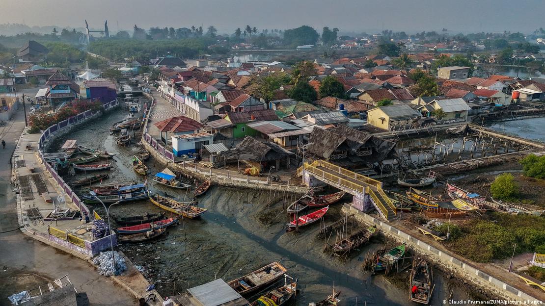 Marea baja y sequía dejan botes pesqueros varados en Tangerang, Indonesia, en pleno episodio de El Niño.
