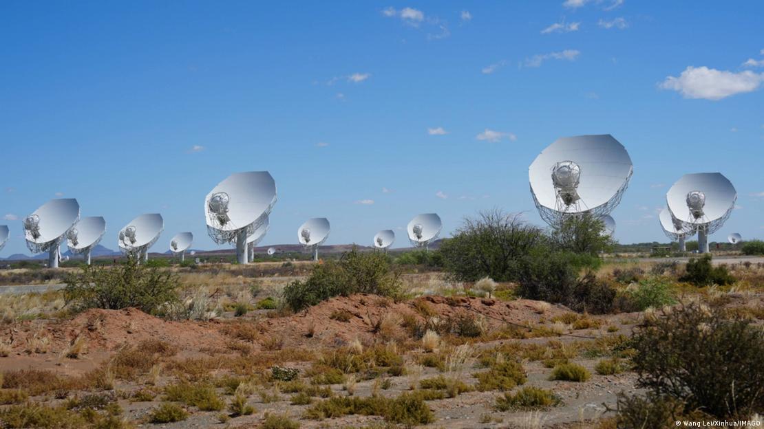 Uma dúzia de antenas mirando para a mesma direção, de dia