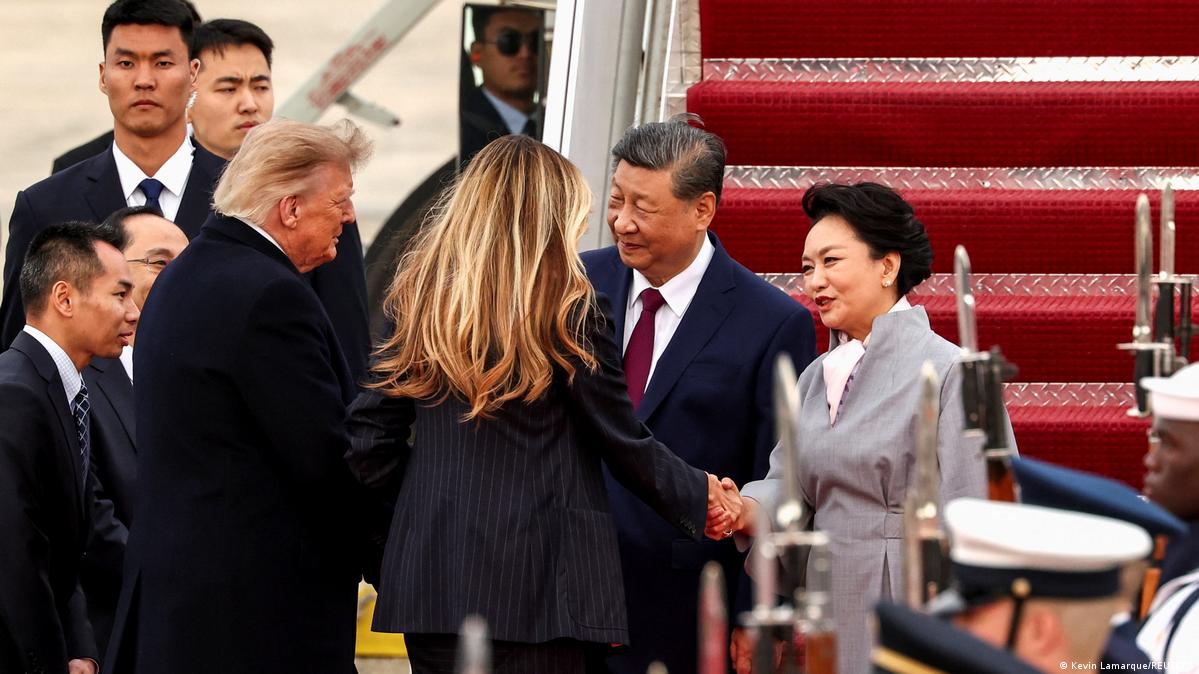 特朗普和夫人梅拉妮娅迎接习近平及其夫人彭丽媛到访华府。