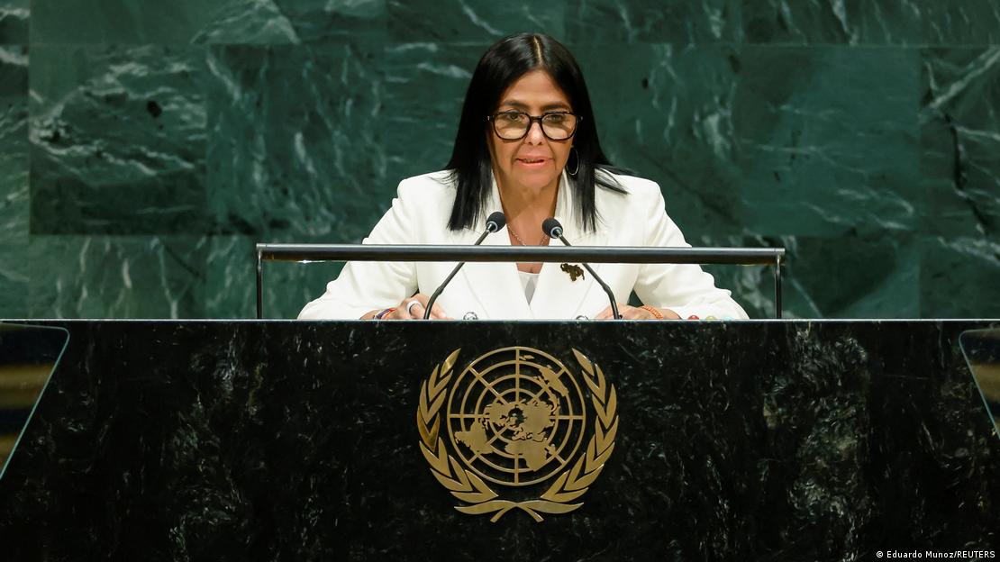  Delcy Rodríguez hablando ante dos micrófonos en la ONU.