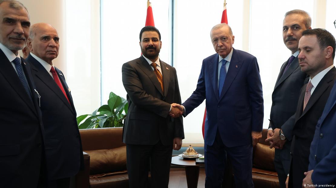 Irak Başbakanı (solda) ve Cumhurbaşkanı Erdoğan ayakta, tokalaşıyor. İkilinin yüzleri objektife dönük, yanlarında yetkililer var Irak Başbakanı (solda) ve Cumhurbaşkanı Erdoğan ayakta, tokalaşıyor. İkilinin yüzleri objektife dönük, yanlarında yetkililer var