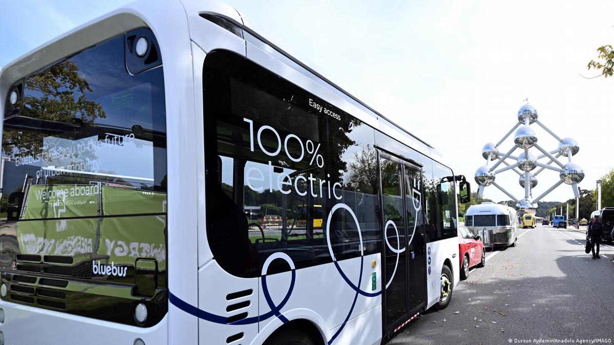 Belçika paytaxtı Brüsseldəki bu kimi elektroavtobuslar Avropa ictimai nəqliyyat sistemlərində getdikcə daha çox yayılır. Şəkil: Dursun Aydemir/Anadolu Agency/IMAGO