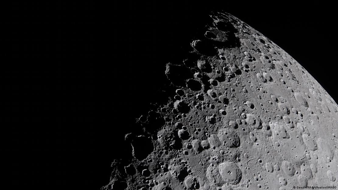 El programa Artemis de la NASA y las misiones Chang'e podrían aportar nuevas muestras de suelo lunar para esta búsqueda.