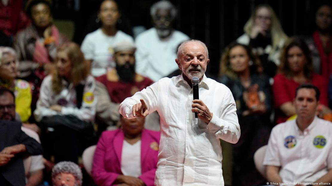 El presidente Lula da Silva habla con un micrófono en la mano.