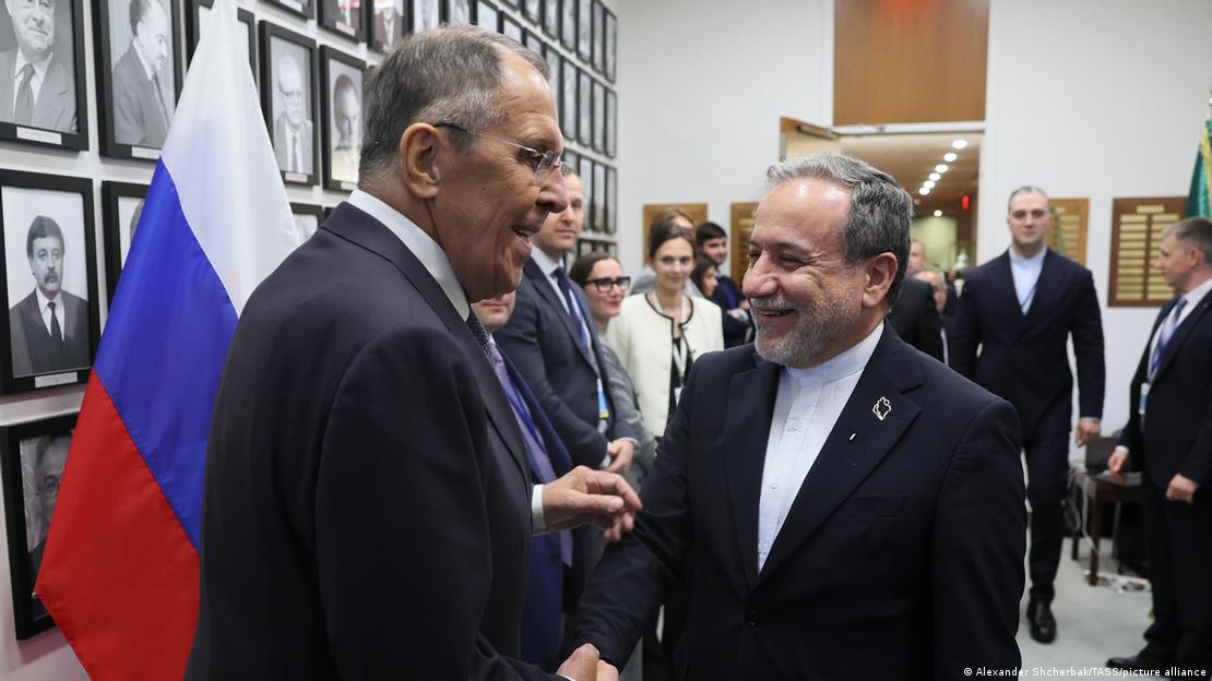 El ministro de Exteriores de Irán, Abás Araqchi (der.) se saluda con su homólogo ruso, Serguéi Lavrov, al margen del 81.º periodo de sesiones de la Asamblea General de las Naciones Unidas (24.09.2026). El ministro de Exteriores de Irán, Abás Araqchi (der.) se saluda con su homólogo ruso, Serguéi Lavrov, al margen del 81.º periodo de sesiones de la Asamblea General de las Naciones Unidas (24.09.2026).