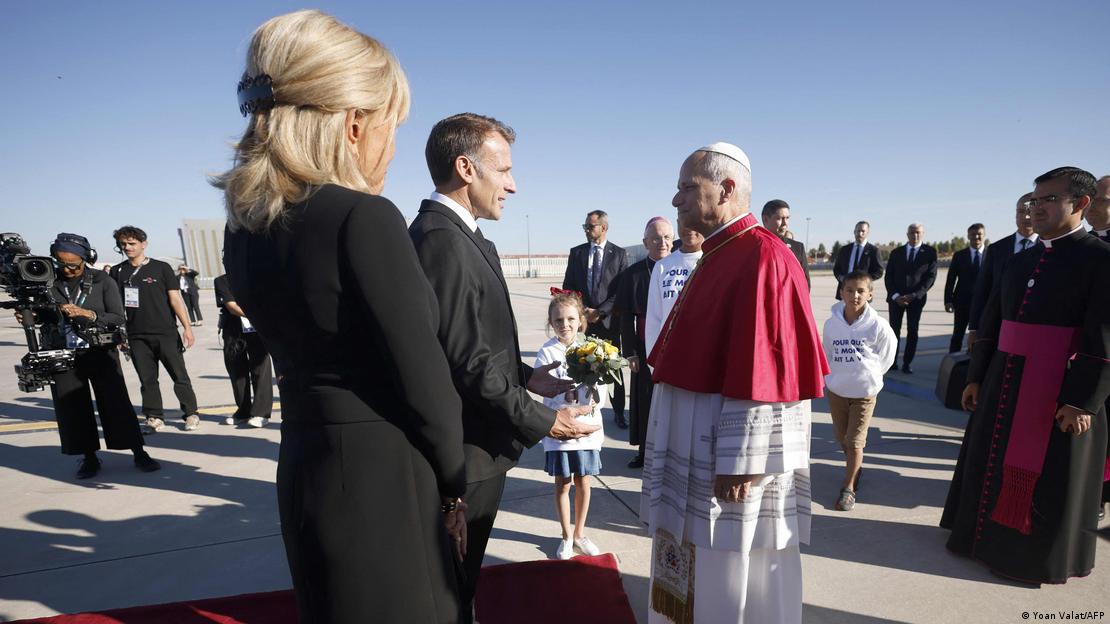 Emmanuel y Brigitte Macron reciben a pie de pista a León XIV. Emmanuel y Brigitte Macron reciben a pie de pista a León XIV.