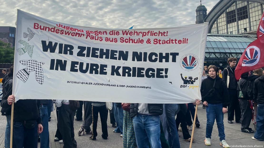 Hamburg'daki protestoda taşınan "Gençlik zorunlu askerliğe karşı! Ordu, okul ve ilçemizi terk et! Sizin savaşlarınıza gitmiyoruz!" yazılı pankart Hamburg'daki protestoda taşınan "Gençlik zorunlu askerliğe karşı! Ordu, okul ve ilçemizi terk et! Sizin savaşlarınıza gitmiyoruz!" yazılı pankart
