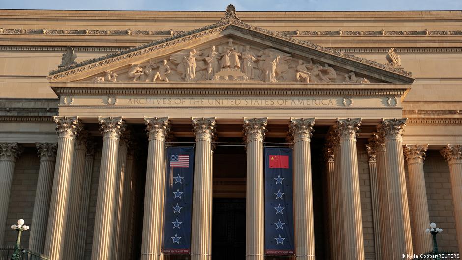 Xi wraps up US visit with trip to National Archives
