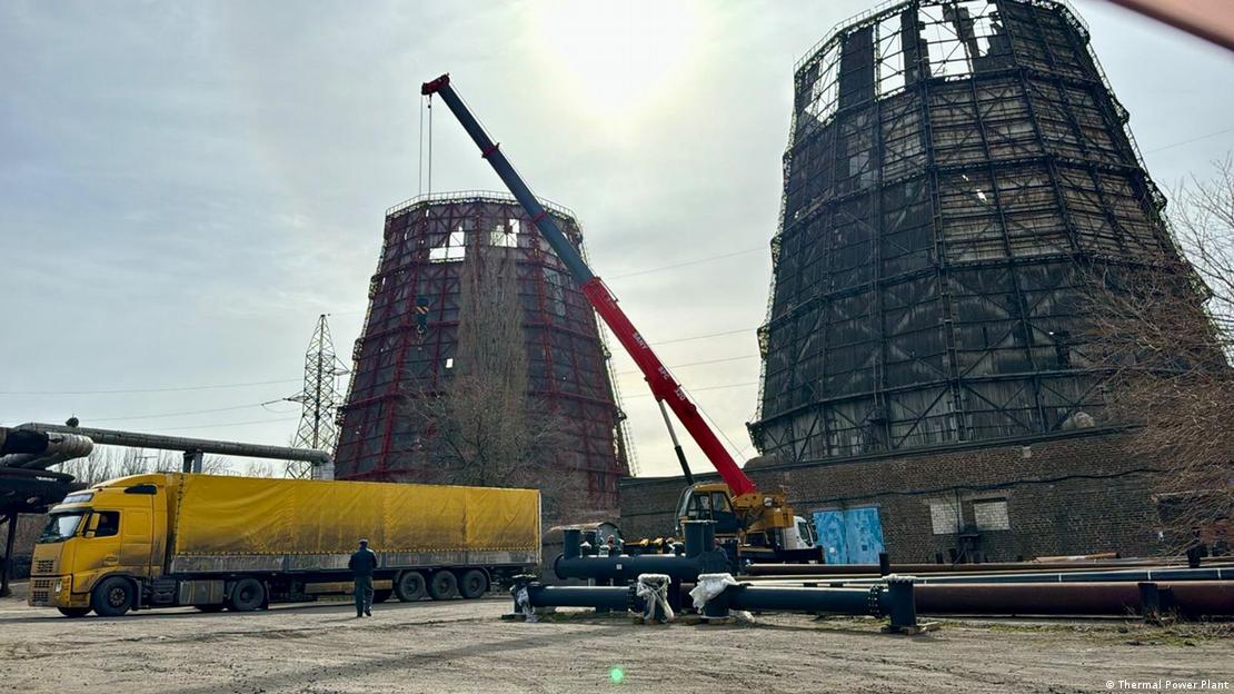 Im Rahmen der UNICEF-Hilfe werden vor einem Kraftwerk in Kramatorsk mit einem großen Kran von einem LKW Rohre erhalten Im Rahmen der UNICEF-Hilfe werden vor einem Kraftwerk in Kramatorsk mit einem großen Kran von einem LKW Rohre erhalten