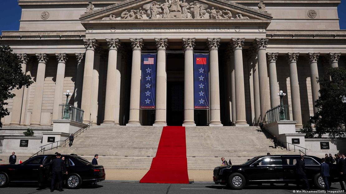 Donald Trump y Xi Jinping llegan a los Archivos Nacionales de EE. UU. Una alfombra roja adorna la escalera, banderas de ambos países se observan entre las columnas de la entrada. Donald Trump y Xi Jinping llegan a los Archivos Nacionales de EE. UU. Una alfombra roja adorna la escalera, banderas de ambos países se observan entre las columnas de la entrada.