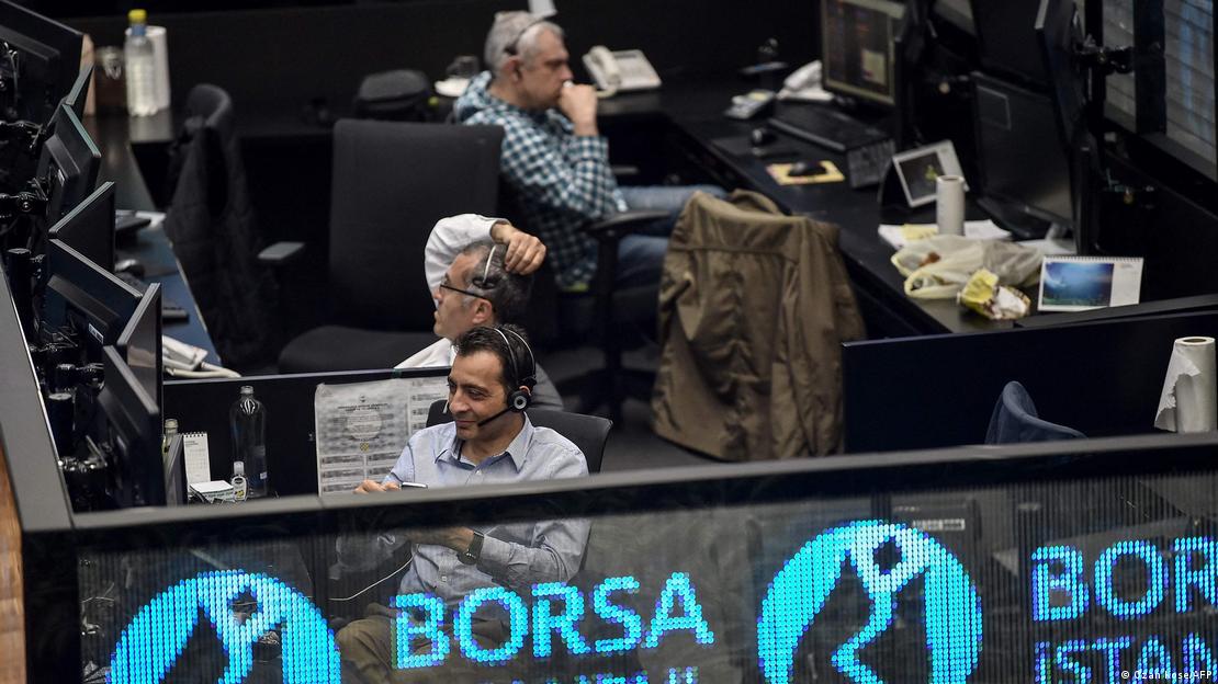 Borsa İstanbul işlem salonunda bilgisayar ekranları önünde çalışan görevliler