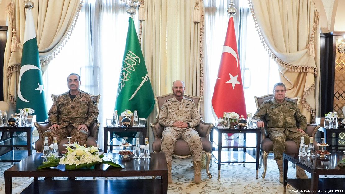 Türkiye, Suudi Arabistan ve Pakistan'ın askerî yetkilileri Riyad'daki bir toplantıda yan yana oturuyor; arkalarında üç ülkenin bayrakları yer alıyor. Türkiye, Suudi Arabistan ve Pakistan'ın askerî yetkilileri Riyad'daki bir toplantıda yan yana oturuyor; arkalarında üç ülkenin bayrakları yer alıyor.