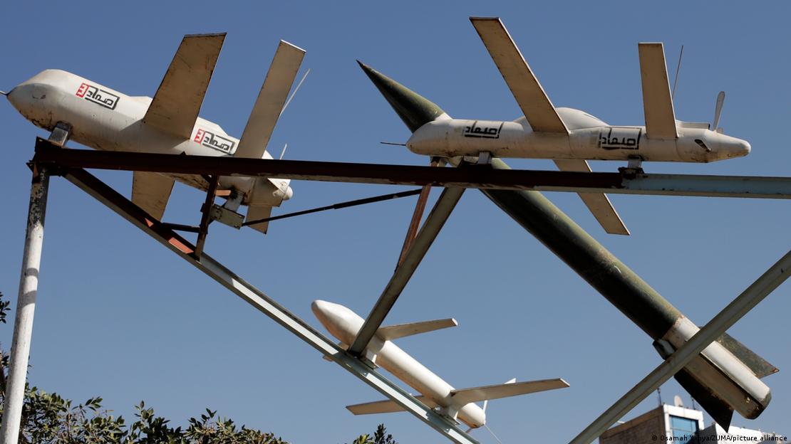 Tres drones y un cohete, montados sobre una estructura metálica y expuestos en una plaza de Saná, la capital de Yemen. Tres drones y un cohete, montados sobre una estructura metálica y expuestos en una plaza de Saná, la capital de Yemen.