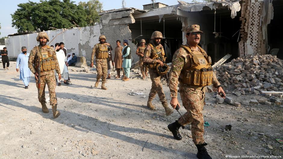 Pakistan: Suicide attack at police stop kills at least 11